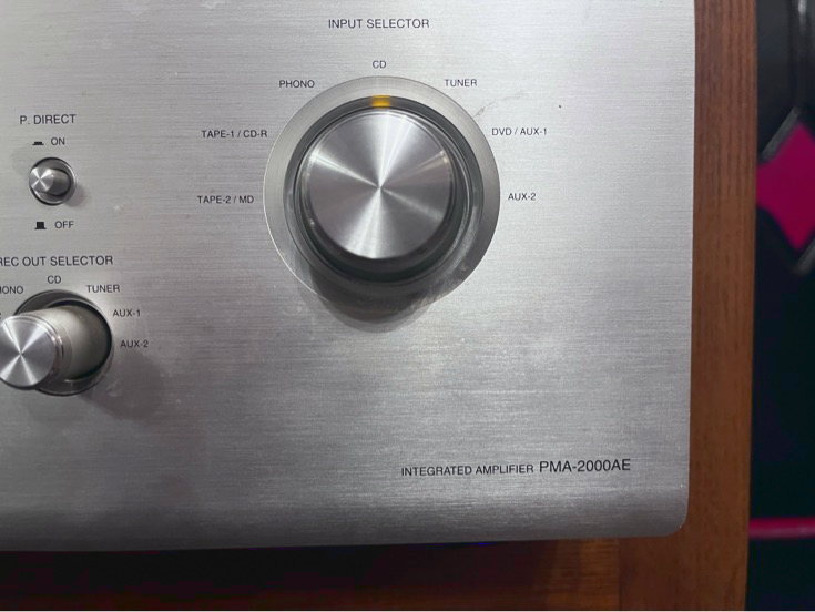 長房カフェ 店内のアンプ DENON PMA-2000AE