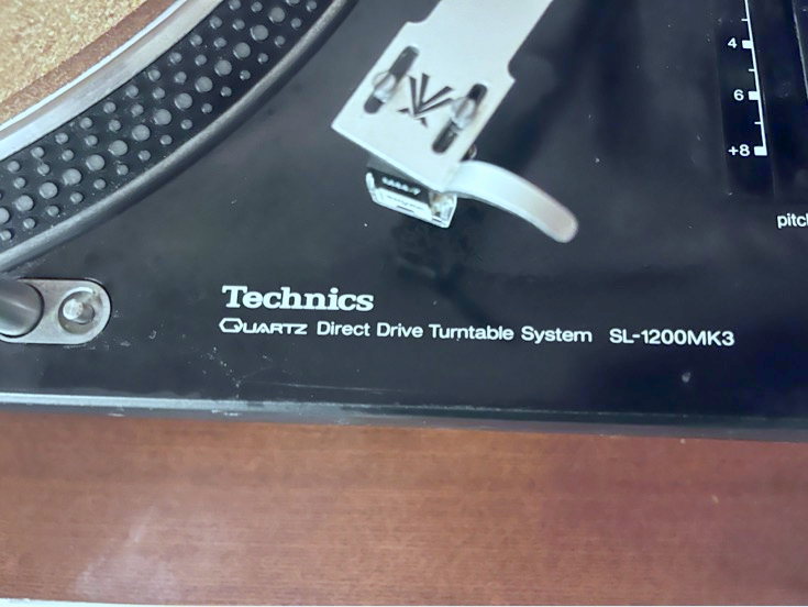 長房カフェ 店内のターンテーブル Technics SL-1200MK3